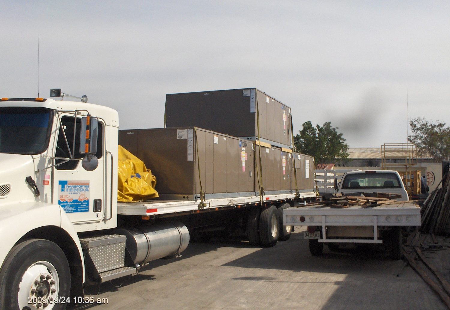 Unidad AutoTransportes Tienda con carga