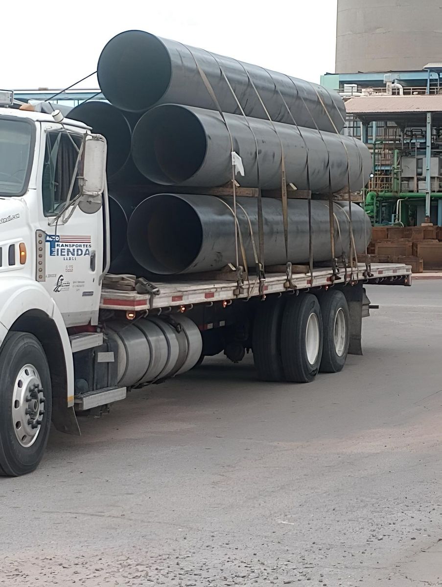 Plataforma cargada con tubería industrial
