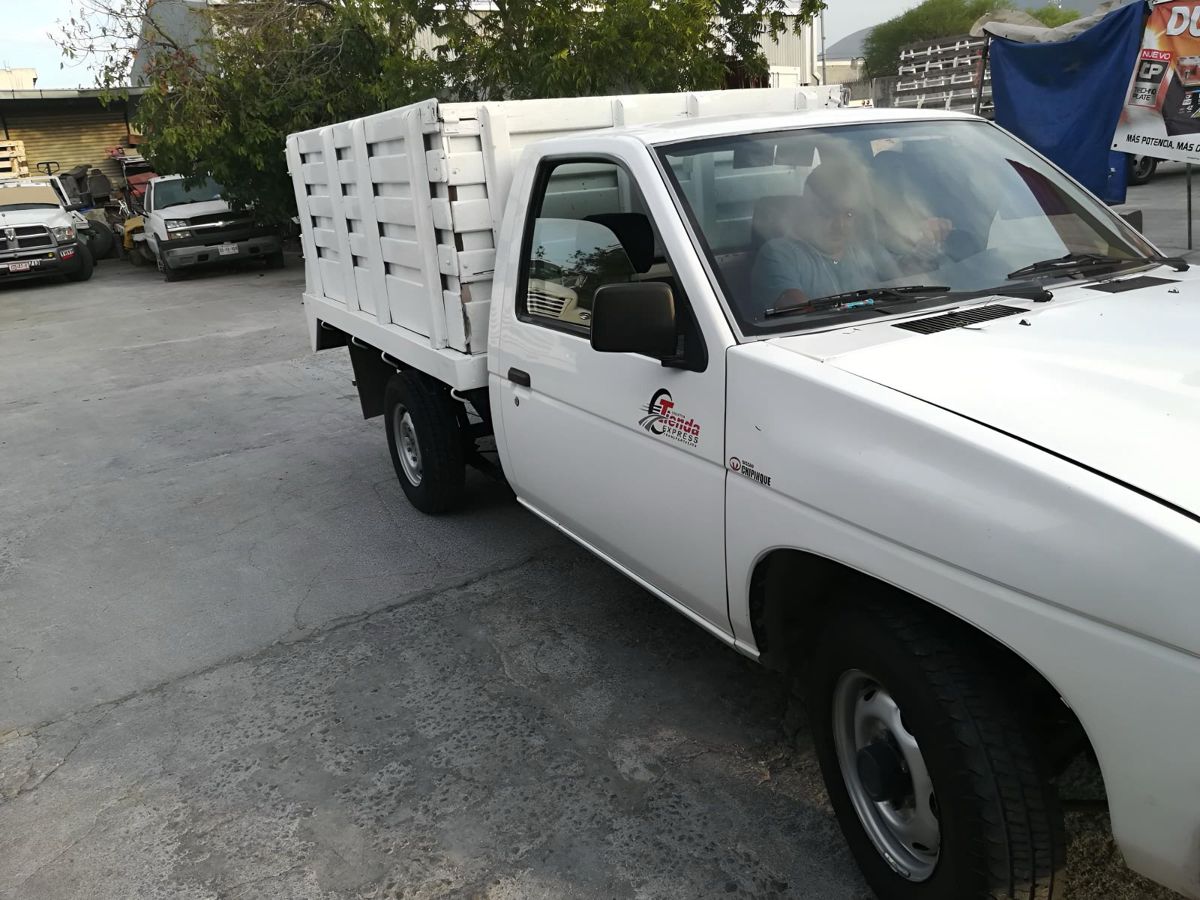 Camioneta estaquitas en maniobra