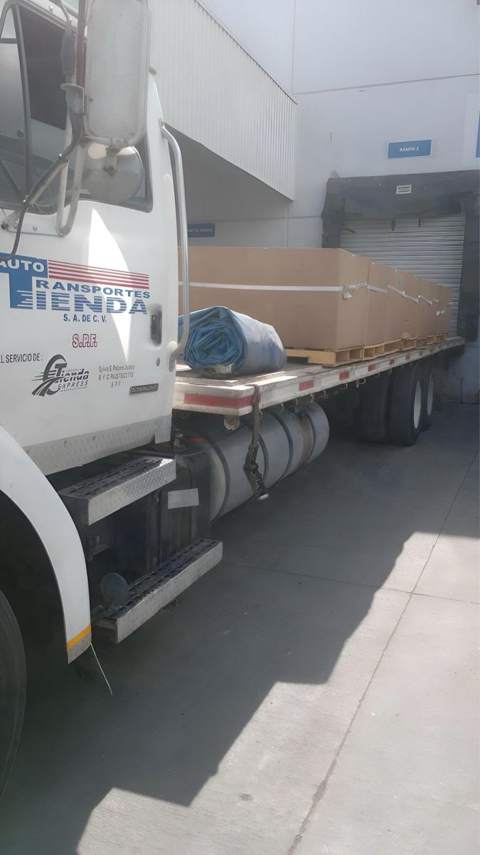 Unidad de plataforma cargada en andén