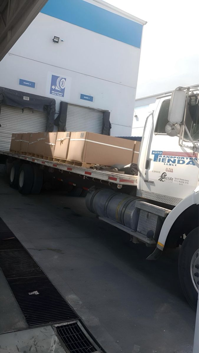 Plataforma cargada con mercancía